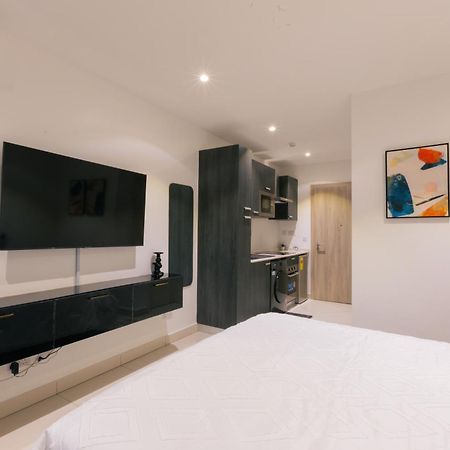 7 Minutes From The Airport - Chic Studio Accra Exteriör bild